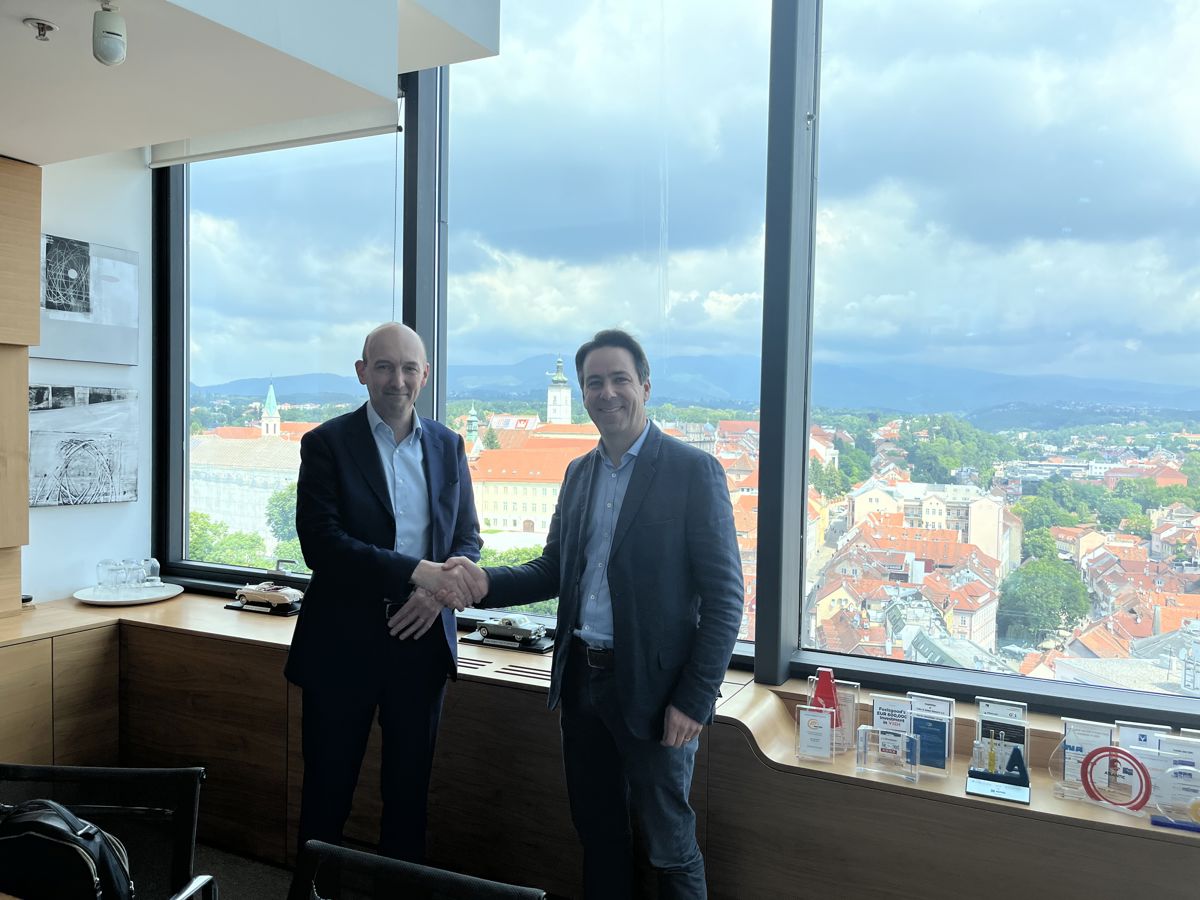 Arnaud Bellanger and Christophe Desplats-Redier shaking hands