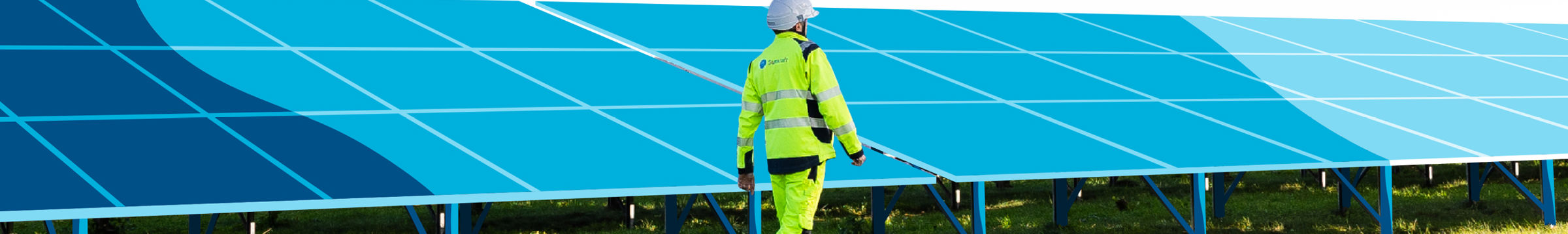 Čovjek hoda duž solarnih ploča