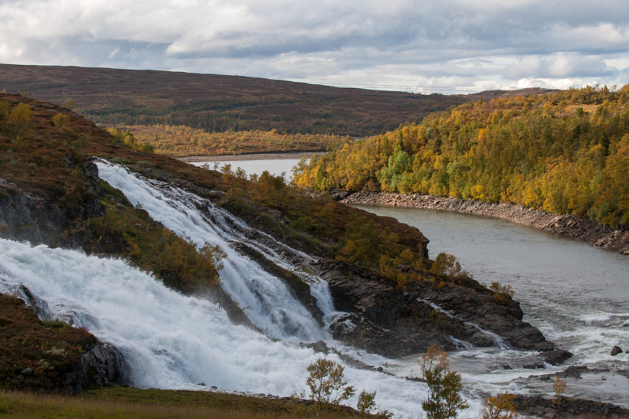 Vodopad koji izlazi iz brane Nesjø