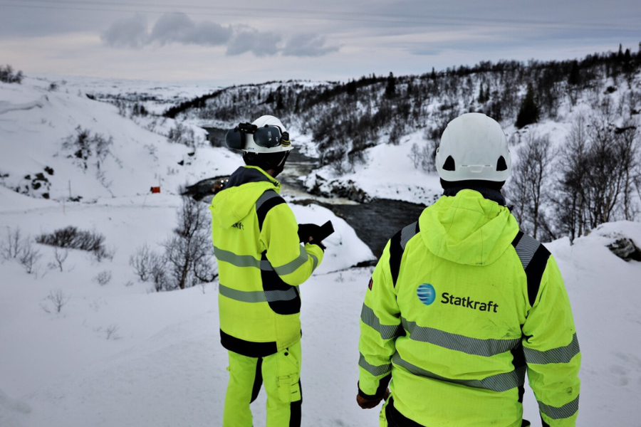 Dvojica kolega u sigurnosnoj opremi na vrhu brda iznad brane Nesjø