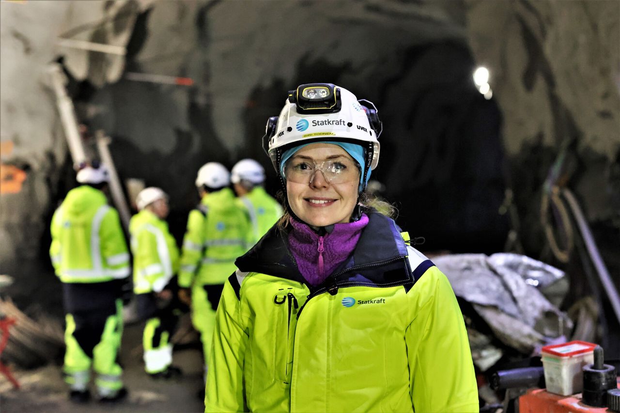 Žena nosi zaštitnu opremu i smije se